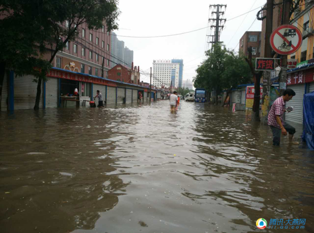 图为河北暴雨 道路积水严重