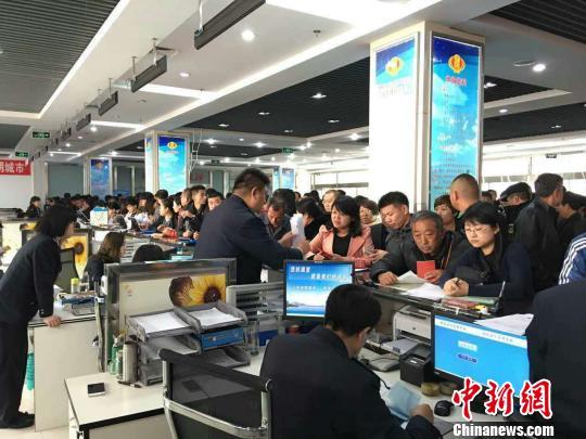 秦皇岛调整入学政策 市民挤爆不动产登记中心