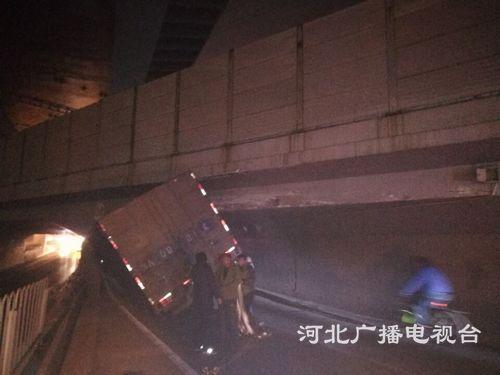 石家庄和平路:一辆厢货卡在高速桥底下_大燕网