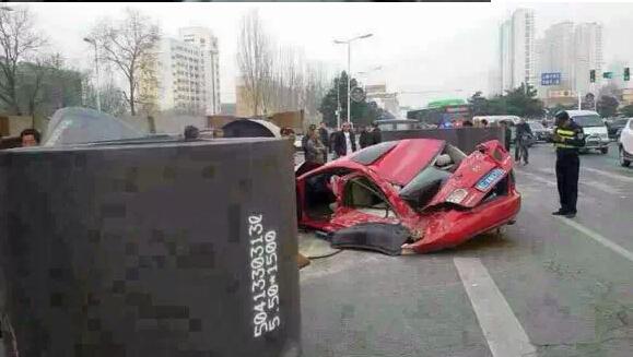 炙热钢卷货车上坠落砸瘪轿车 女司机死里逃生