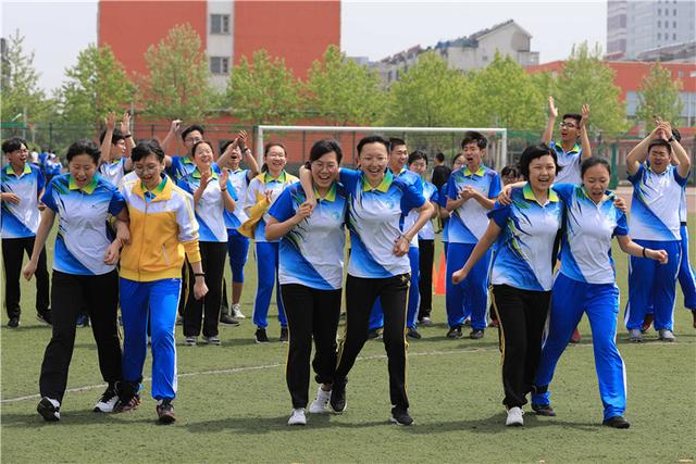 5月14日,河北省唐山市海港经济开发区第二中学的高三学生在操场上做