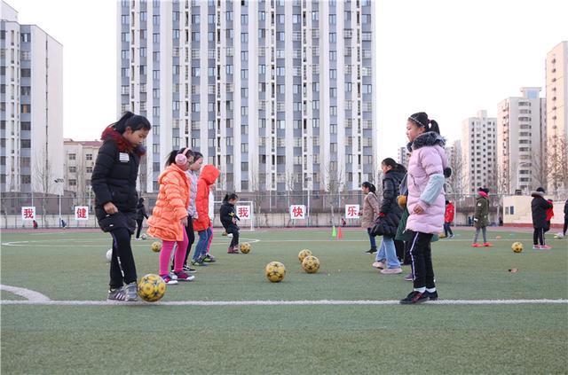 河北固安:校园足球 乐享童年