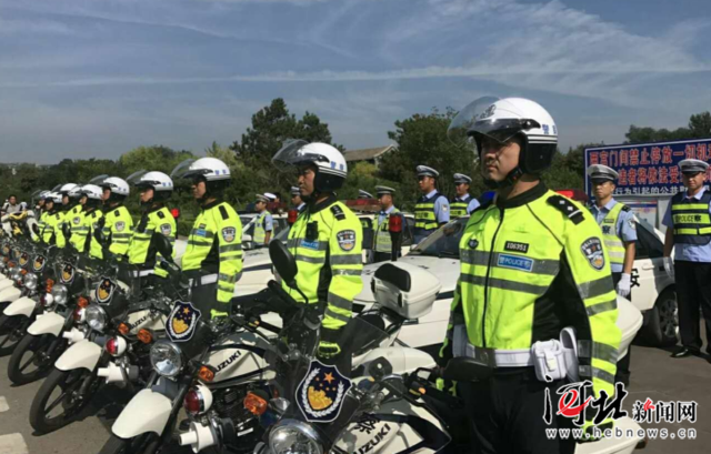 承德交警骑警队亮相