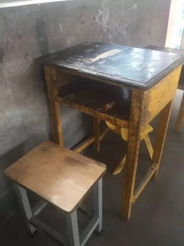 ��̨���ڣ�����ѧ�Ӵ��ϰ���У��