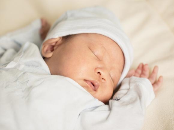 图片来源 视觉中国 乳痂是婴儿期常见状况,一般在宝宝刚出生的几个月