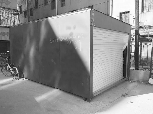 衡水某小区空地夜晚突现一移动车库 无人认领