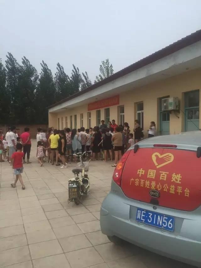 ��̨���ڣ�����ѧ�Ӵ��ϰ���У��