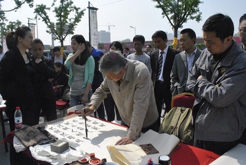 信地城市广场:抗震救灾书画义卖会26日落幕_频