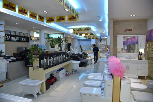 逛店:红旗市场喜迎18周年庆 各大品牌掀起促销