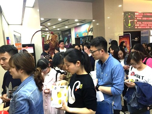 陈晓、秦岚现身合肥保利影城暨业主观影2日举