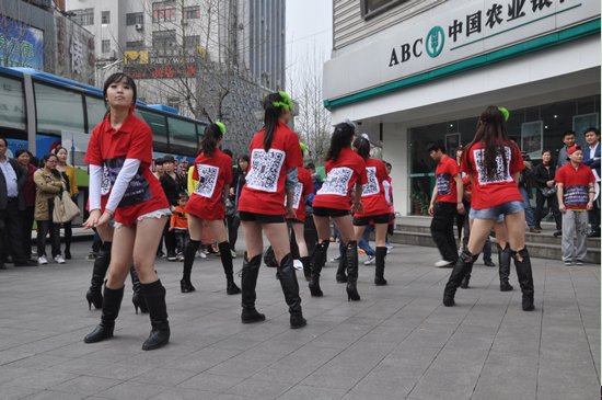 恒大中央广场激情快闪 美国队长空降合肥领舞