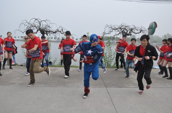 恒大中央广场激情快闪 美国队长空降合肥领舞