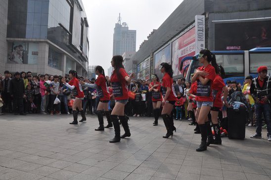 恒大中央广场激情快闪 美国队长空降合肥领舞