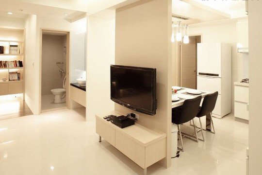 电视背景倒l型天花,加以造型灯具,定位出用餐场域,也使得客厅与