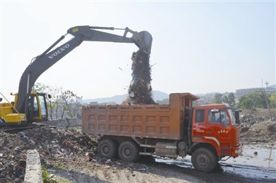 巢湖空地成建筑垃圾场 环卫两天清理数千方渣