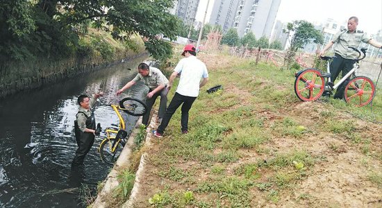 气愤!河道里捞出3辆共享单车 城管运营商共商