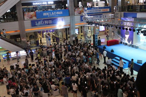 25日陈浩民空降信地红星美凯龙 现场签售high