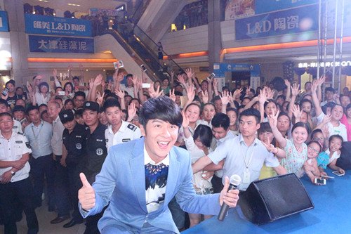 25日陈浩民空降信地红星美凯龙 现场签售high