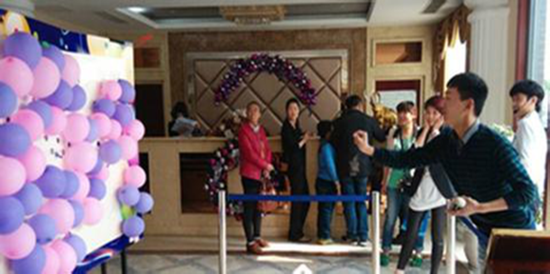 合肥铜冠花园:幸运扎气球 欢乐无极限