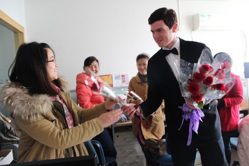 美凯龙政务区商场及裕溪路商场特推出温馨父亲节活动"最美玫瑰送男神"
