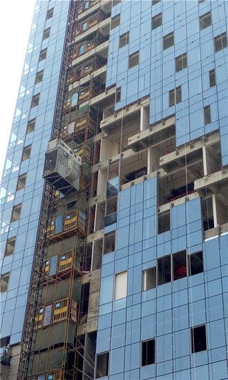 卓誉中心9月工程进度:正安装玻璃幕墙