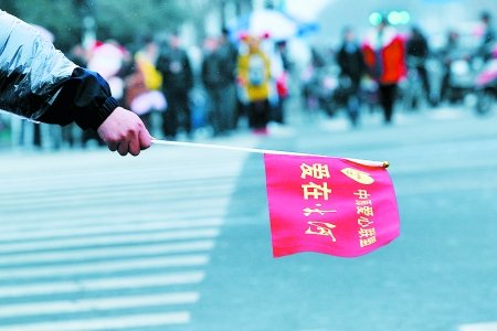 倡导文明出行 370名大学生志愿者街头协管交通