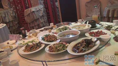 新乡高档饭店前停满豪车 席散后剩菜满桌