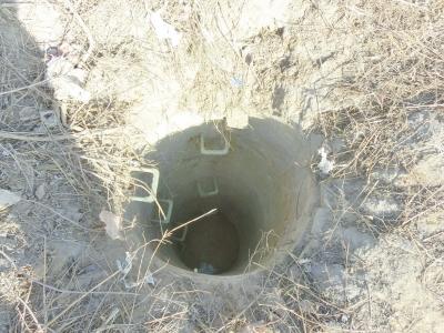  环卫工如厕 坠10米深井无钱手术 坑人井无人认