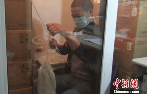 于红有在家中自建的狭小无菌室里做腹透王帅摄