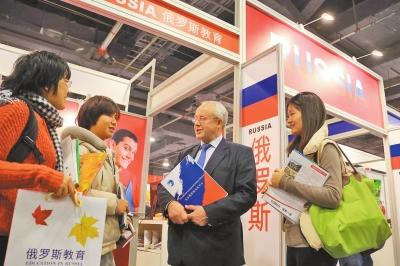 河南每年1.5万人出国留学 回国好找工作成目的