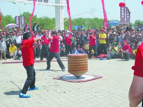 1368斤“中华陀螺王”南阳走秀 耗资27万(图)