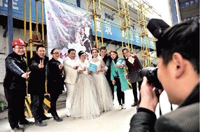 夫妻郑州建筑工地补拍婚纱 圆了自己20年的梦