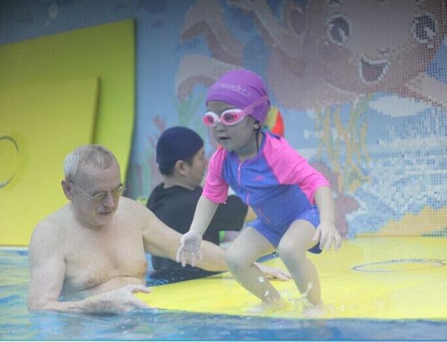 来郑州龙格亲子游泳俱乐部 感受纯正德式水中