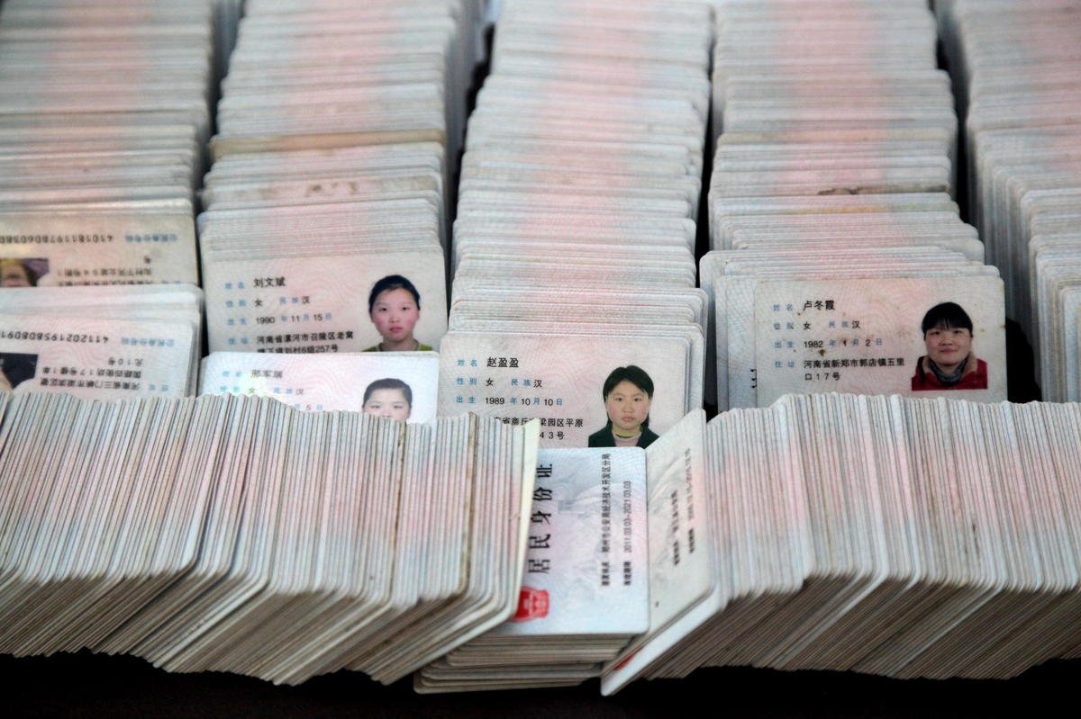 高清:郑州一公司积压近万张身份证 无人认领