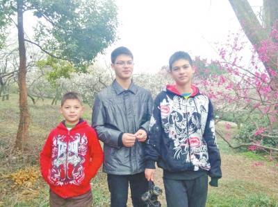 新乡洋媳妇亡夫后照顾公婆8年 仨孩办中国国籍