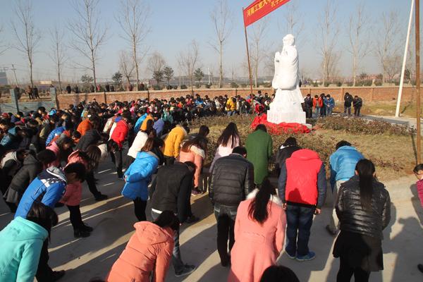 河南一学校迎2.9米高孔子雕像 3000师生行拜师礼