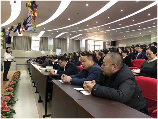 郑州经开区朝凤路小学:家长变学生 孩子更享