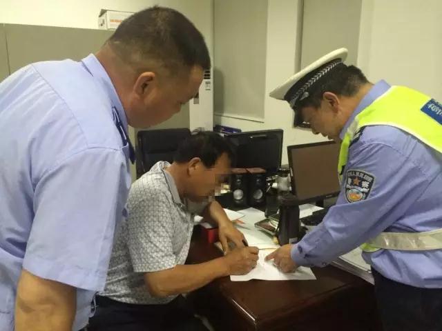 荥阳男子酒驾被查 到交警队做笔录居然呼呼睡大觉