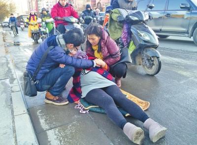 郑州怀孕8个月孕妇摔倒 市民疑洒水车夜间洒水