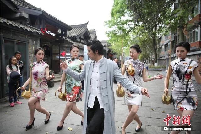 旗袍美女拜师茶艺大师当街舞长壶吸睛