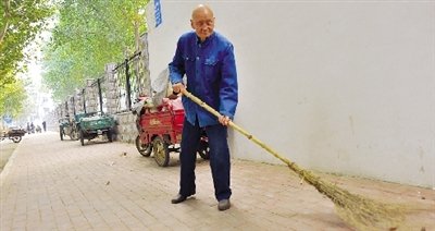 郑州95岁老人义务扫地几十年 心态好是长寿秘诀图片