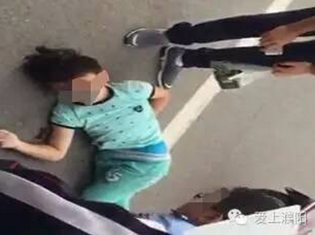 网曝濮阳一小学生大街上玩滑板 被汽车撞飞昏迷