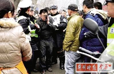 郑州6岁男童被撞身亡 肇事司机被人追打（图）