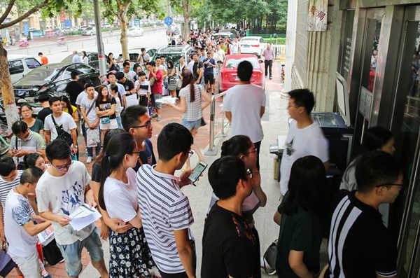 小情侣“七夕”领证 男方父亲凌晨4点半来排队