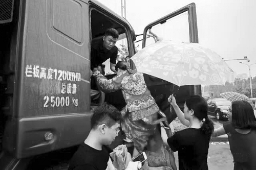 新乡特大暴雨中的婚礼:没有宾客 只要有你就好