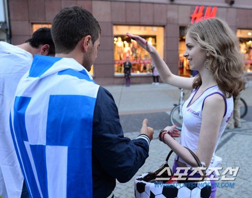 <em>欧洲</em>杯最美<em>女孩</em>19岁<em>萝莉</em>美若天仙_大豫网_腾