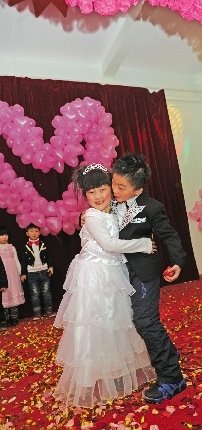 郑州一幼儿园办“集体婚礼” 称利于性心理健康