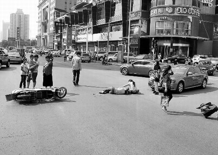 <em>女司机</em>穿高跟<em>鞋</em>开车+来不及刹车撞上电动车