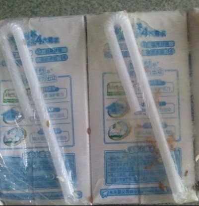 蒙牛未开封儿童牛奶长满虫子 称运输不当所致