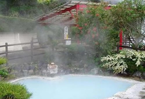 黄山温泉位列黄山四绝之一的温泉,传说有返老还童的功效,被称为"灵泉"
